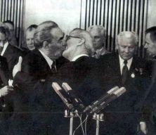 Haga click para ver la imagen ampliada el beso.jpg